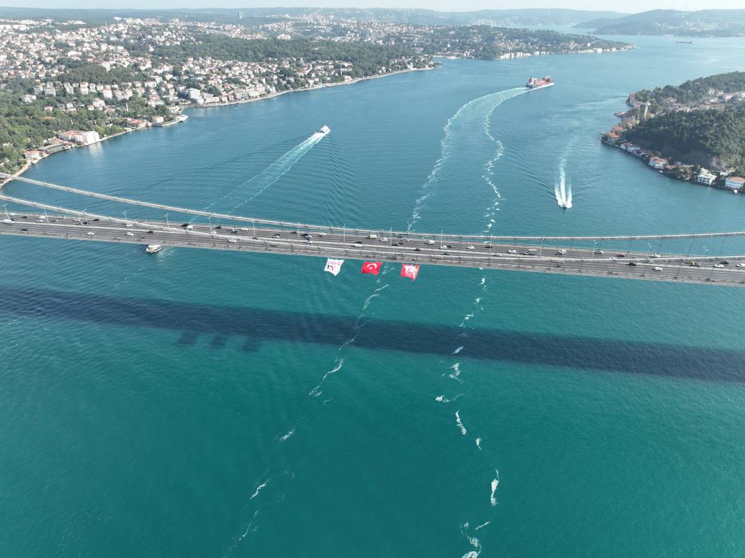 İstanbul'daki köprülere Türk bayrağı asıldı 1